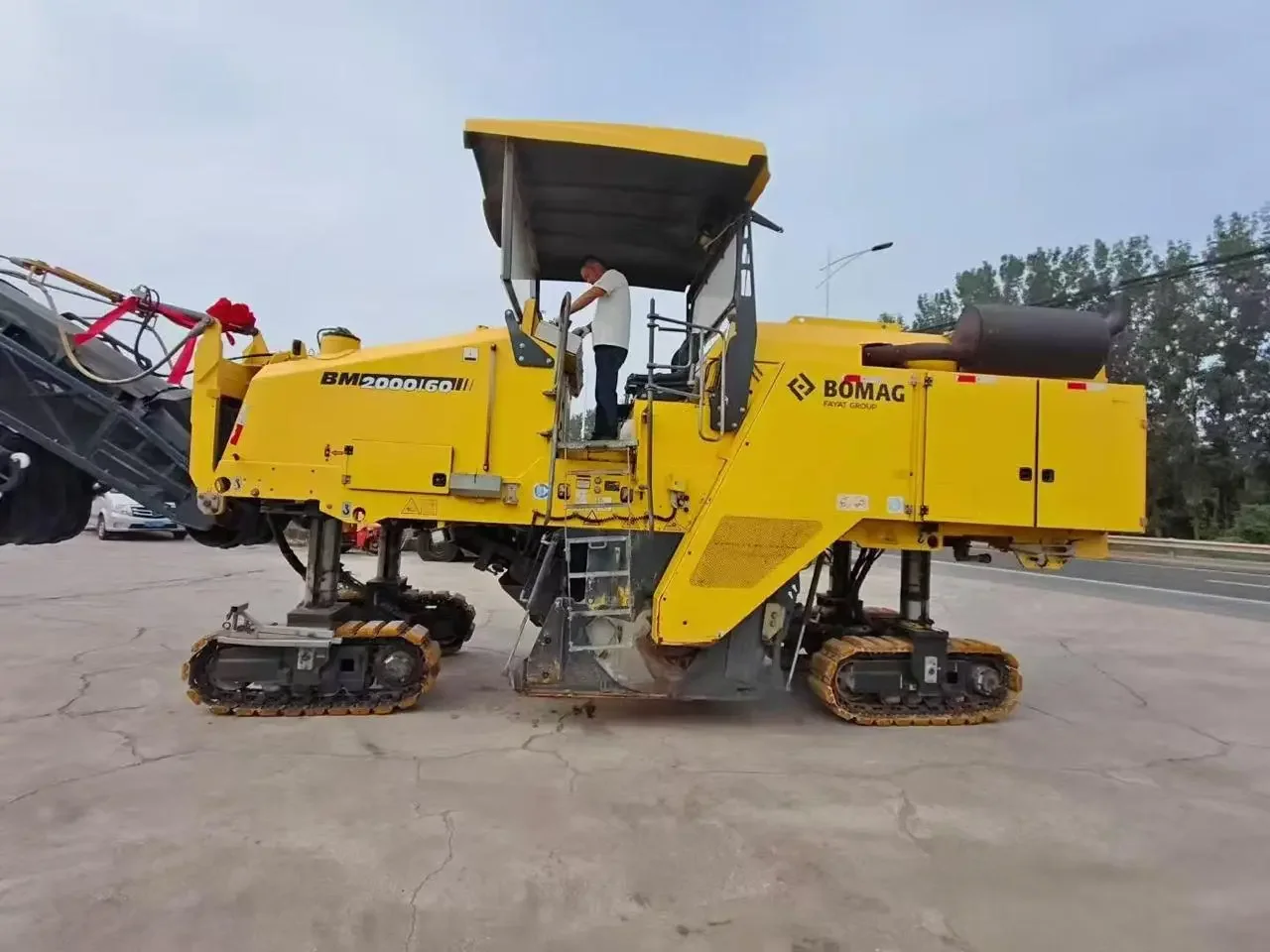 Costado de la fresadora BOMAG BM 2000/60