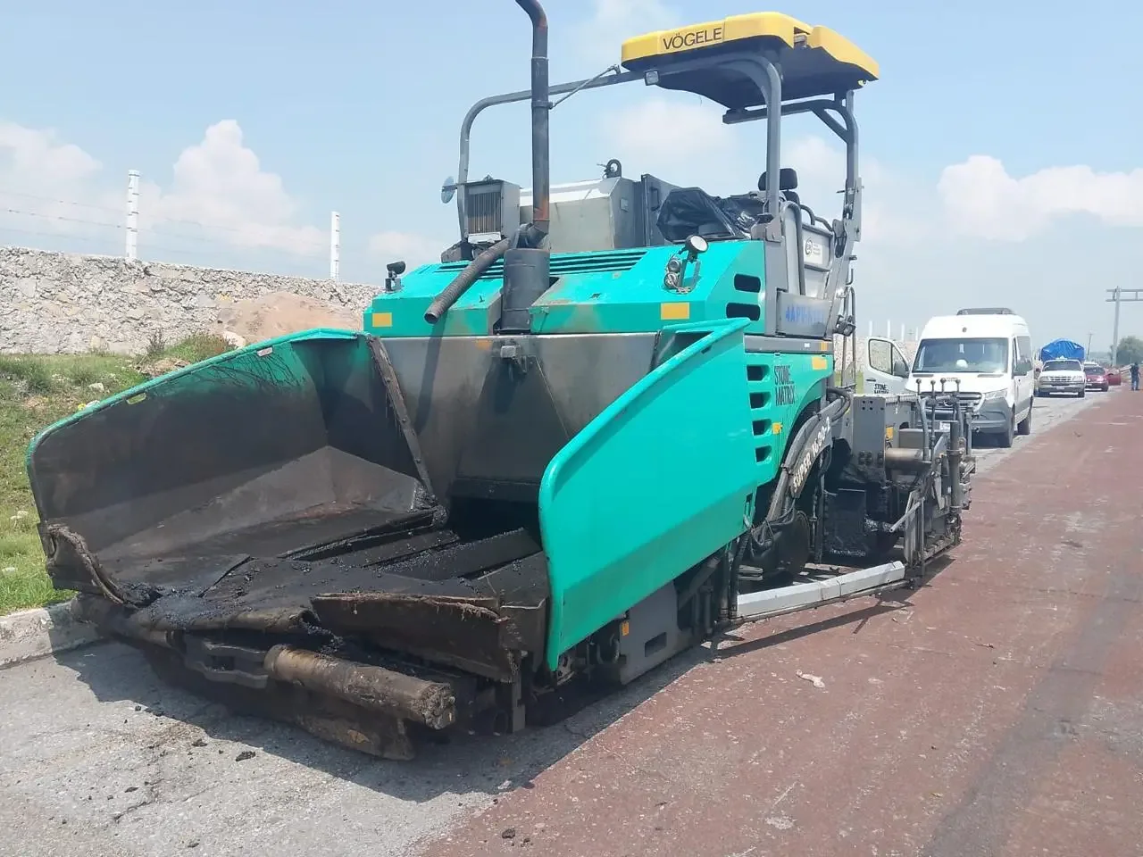 Vögele Super 1800-2 de frente durante trabajos de pavimentación