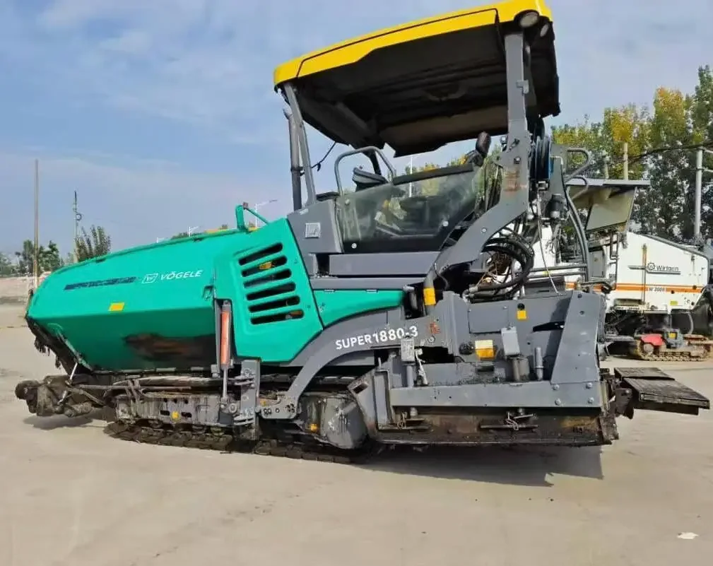 Pavimentadora Vögele Super 1880-3 en vista de tres cuartos